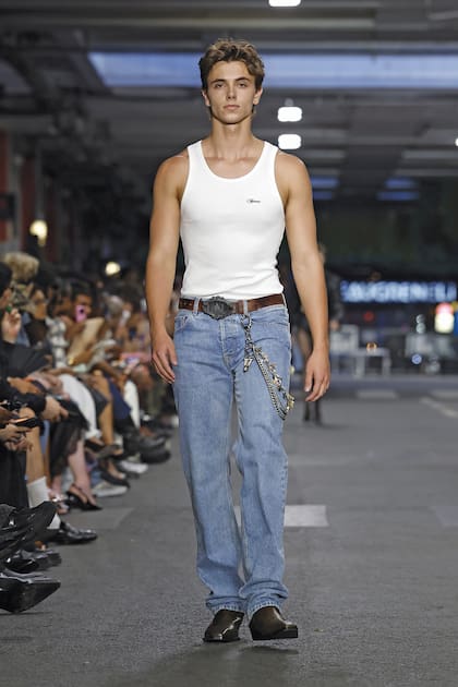 Jayden lució musculosa
blanca y jeans, con
cadenas y cinturón
de cuero como
complementos