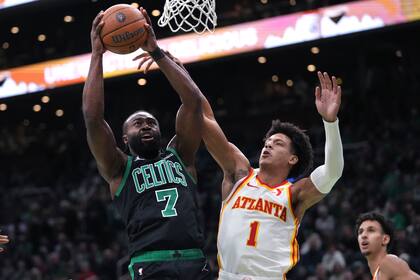 Jaylen Brown (7) de los Celtics de Boston conduce a la canasta frente a Jalen Johnson (1) de los Hawks de Atlanta durante la primera mitad en la NBA Cup, el martes 12 de noviembre de 2024, en Boston. (AP Photo/Charles Krupa)