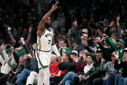 Jaylen Brown, de los Celtics de Boston, festeja luego de atinar un triple en el duelo del martes 27 de febrero de 2024, ante los 76ers de Filadelfia (AP Foto/Charles Krupa)