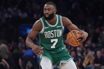 Jaylen Brown, una de las figuras de Boston Celtics, el mejor equipo de la Conferencia del Este en la etapa regular de la NBA y que abrirá frente a Philadelphia 76ers su camino en los playoffs.
