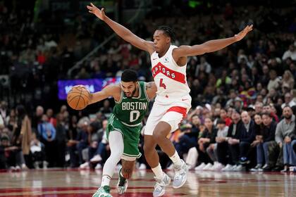 Jayson Tatum (0), de los Celtics de Boston, busca pasar a Scottie Barnes (4), de los Raptors de Toronto, durante la acción de pretemporada de la NBA en la segunda mitad en Toronto, el martes 15 de octubre de 2024. (Nathan Denette/The Canadian Press vía AP)