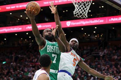 Jayson Tatum anota 25 puntos en la victoria de los Celtics 118-105 sobre Knicks