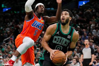 Jayson Tatum de los Celtics de Boston busca para lanzar mientras lo defiende Luguentz Dort del Thunder de Oklahoma City en el encuentro del sábado 20 de noviembre del 2021. (AP Photo/Michael Dwyer)