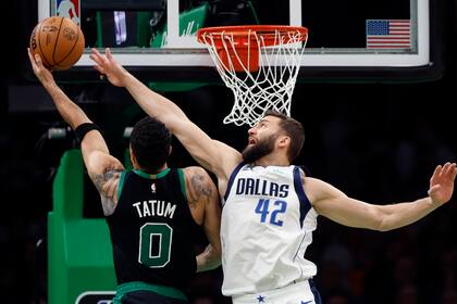 Jayson Tatum, figura de Boston Celtics, intenta encestar ante la marca del alemán Maxi Kleber en un partido de la etapa regular