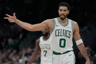 Jayson Tatum vuelve con fuerza a los playoffs y Celtics aplastan a 76ers al abrir su serie