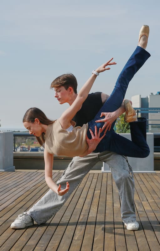 Jazmín Arrieta, de 16 años, es de Pergamino, se formó en Rosario y estudia en la Royal Ballet School, donde comienza ahora su etapa preprofesional en Covent Garden; Guillermo Rolutti, de 18 años, es cordobés, está viajando a Hamburgo después de participar del Prix de Lausanne y obtener una beca; hasta hoy es alumno del Teatro Colón
