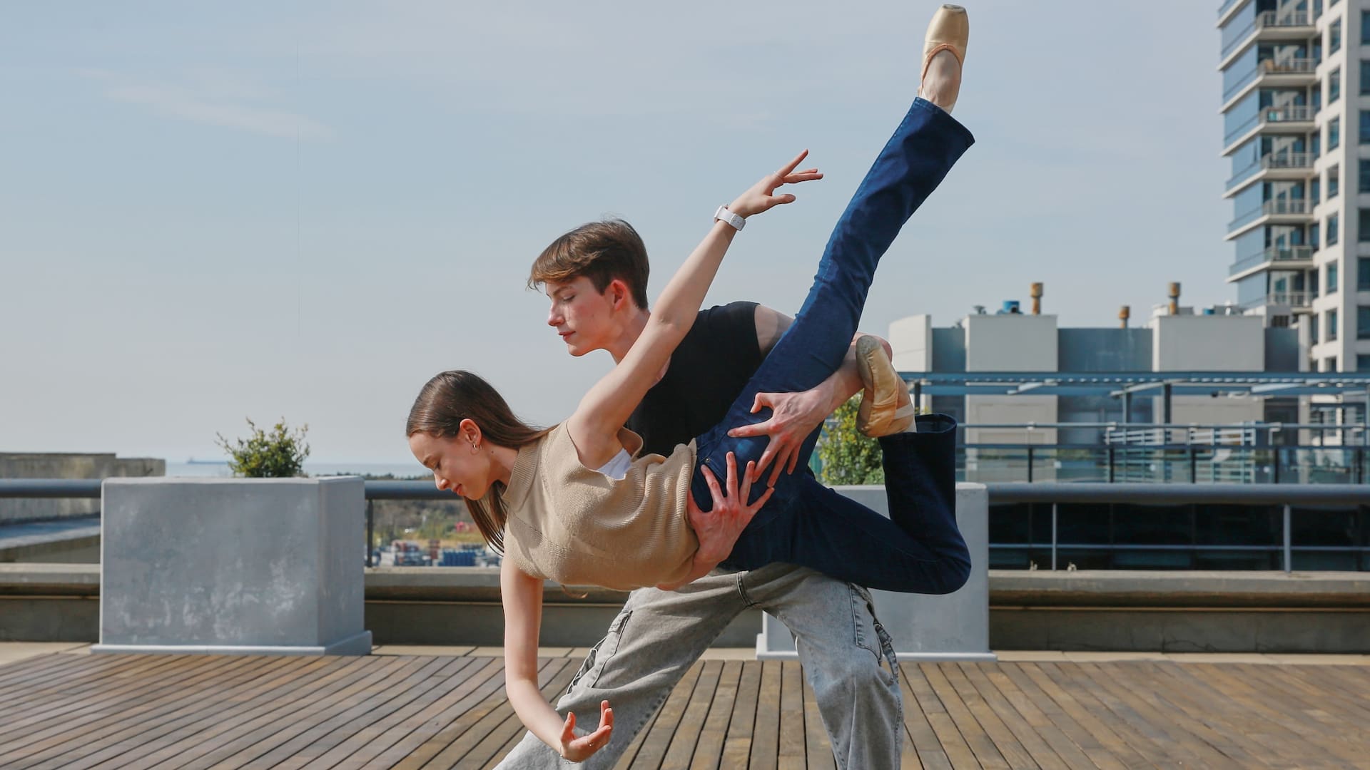 Jazmín Arrieta, de 16 años, es de Pergamino, se formó en Rosario y estudia en la Royal Ballet School, donde comienza ahora su etapa preprofesional en Covent Garden; Guillermo Rolutti, de 18 años, es cordobés, está viajando a Hamburgo después de participar del Prix de Lausanne y obtener una beca; hasta hoy es alumno del Teatro Colón