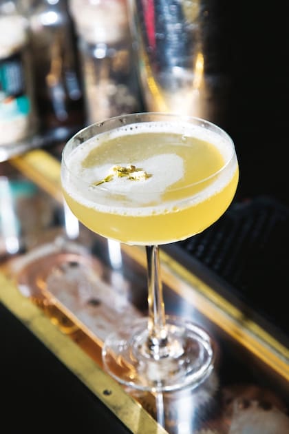 Jazmín Blanco. Un sour aromático a base de gin Beefeater, té de jazmín, jugo de limón, almíbar de miel y cardamomo en polvo. Todo decorado con pimpollos de jazmín. Bar: Verne Club