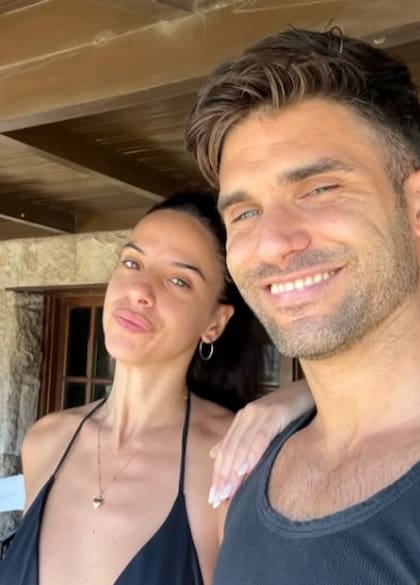 Jazmín Laport junto a su novio, con quien hace dos años que está en pareja