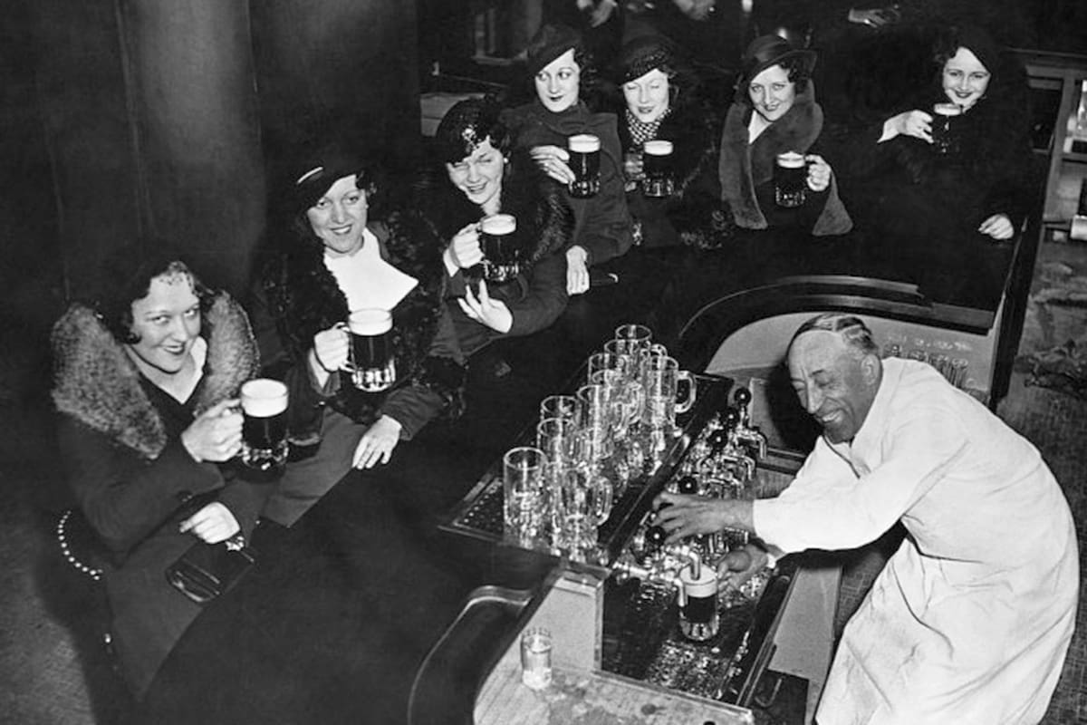 Jazz, automóviles, radio, flappers, bailes y cócteles grabaron en el imaginario colectivo un mundo frenético y hedonista que logró renacer de los escombros de la Primera Guerra Mundial. ¿Por qué luego de un siglo los Roaring Twenties persisten en ser recordados? ¿Cuál ha sido su legado?