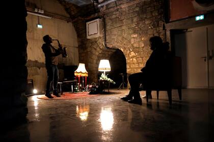 Claramente no es momento de grandes aglomeraciones de gente. En esta nueva normalidad el músico de jazz Gael Horellou tocó el saxofón para una pareja en el club de jazz La Gare, de París para un solo espectador o una pareja.