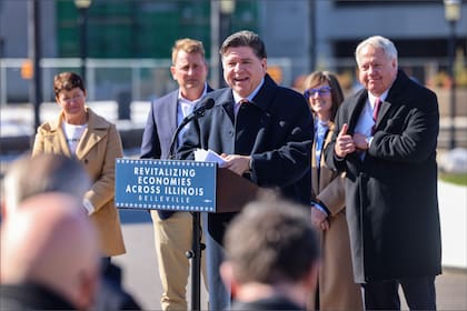 JB Pritzker anunció la ampliación en Illinois del programa que emite bonos de impuestos sobre las ventas y los ingresos para generar trabajo