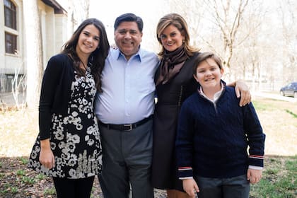 JB Pritzker pertenece a una de las familias más adineradas de Estados Unidos y usó parte de su fortuna para construir una carrera pública con sello progresista