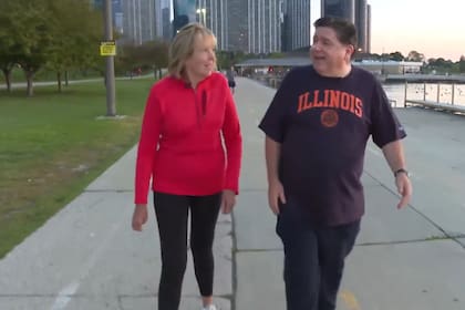 JB Pritzker reveló que cada mañana realiza caminatas matutinas de varias millas a lo largo del lago Michigan