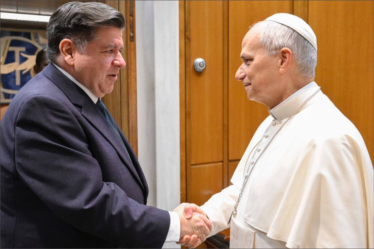 JB Pritzker se reunió con el Papa en el Vaticano y le otorgó una serie de regalos especiales procedentes de Illinois