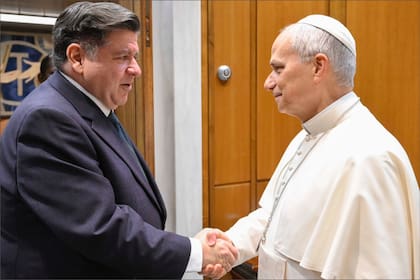JB Pritzker se reunió con el Papa en el Vaticano y le otorgó una serie de regalos especiales procedentes de Illinois