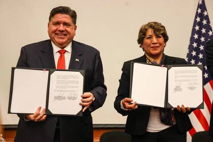 J.B. Pritzker y Delfina Gómez Álvarez