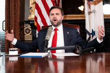 J.D. Vance domina la escena republicana con un 65% de los encuestados que lo considerarían en una primaria y un 44% que lo eligen como su "candidato ideal" para 2028