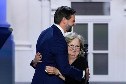 JD Vance se mostró con su madre en diferentes discursos
