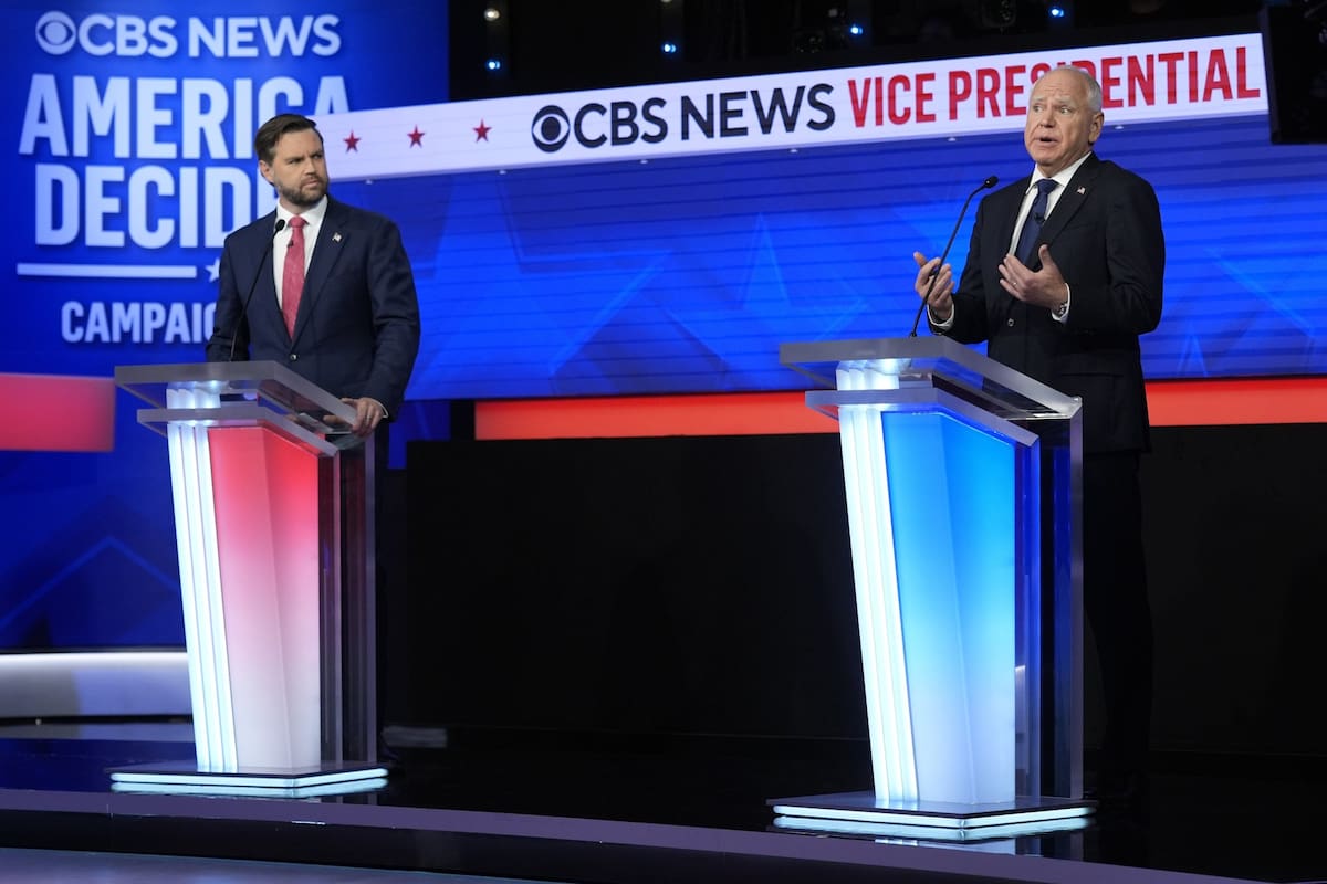 J.D. Vance y Tim Walz participan del debate vicepresidencial 2024 en la ciudad de Nueva York, Estados Unidos (AP Photo/Matt Rourke)