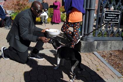Jean Beniste bendijo tanto mascotas domésticas como animales exóticos, y dio premios a los perros en la Bendición de los Animales (Fuente: G. Jeffrey MacDonald / AP)