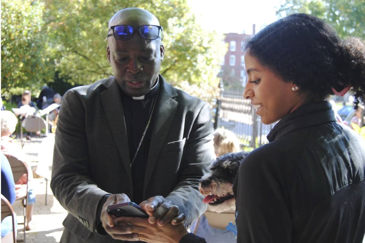 Jean Beniste, sacerdote haitiano de la Iglesia Episcopal de St. Paul, hizo un llamado a sus seguidores en respuesta a los dichos de Trump (Fuente: G. Jeffrey MacDonald / AP)