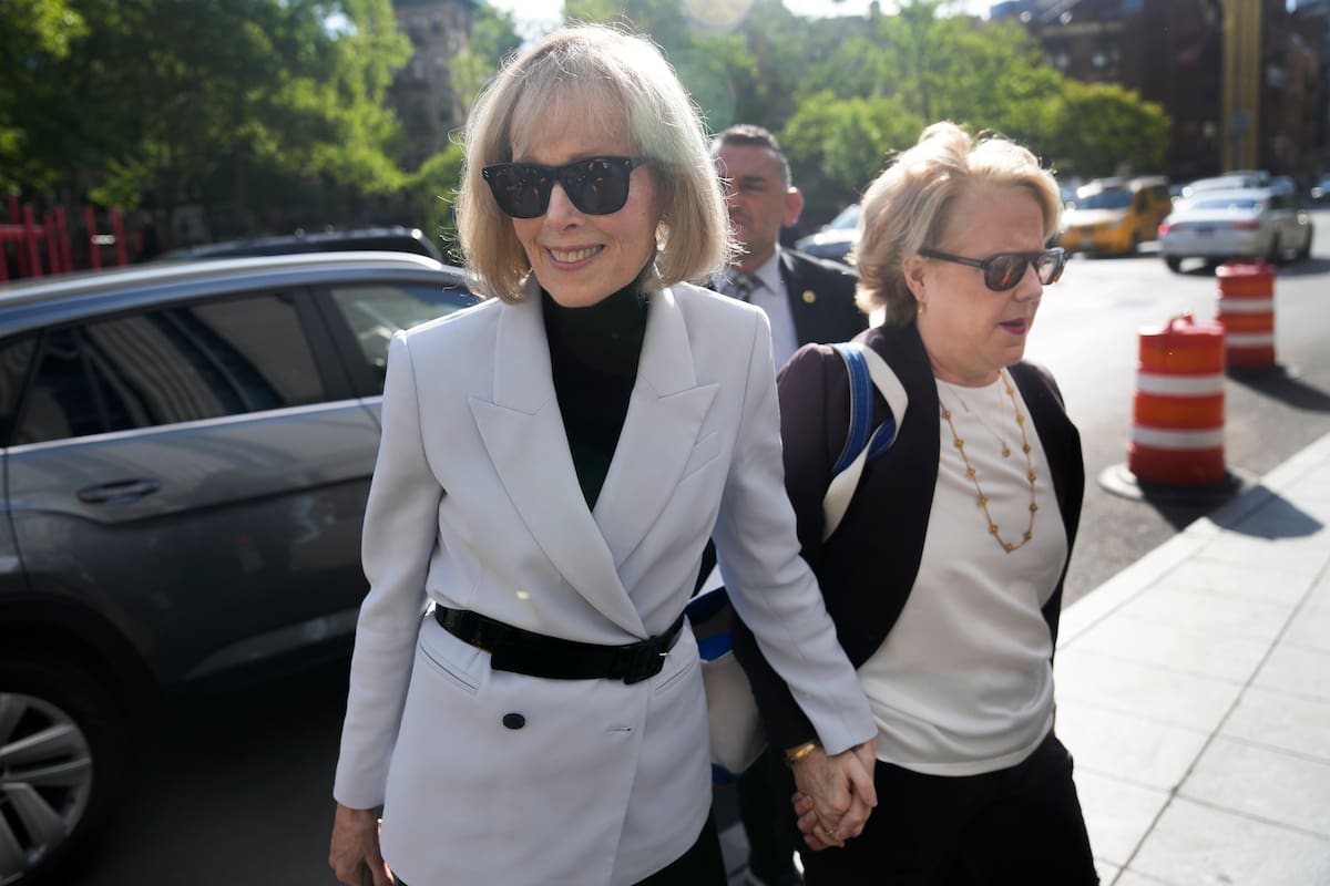 Jean Carroll llega al tribunal federal de Manhattan el 8 de mayo de 2023, en Nueva York. (Foto AP /Seth Wenig)