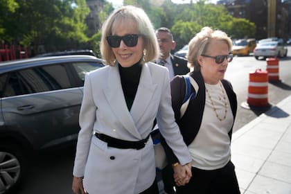 Jean Carroll llega al tribunal federal de Manhattan el 8 de mayo de 2023, en Nueva York. (Foto AP /Seth Wenig)