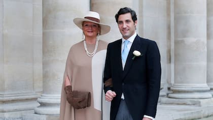Jean-Christophe Napoleón, con su madre Beatriz el día de su boda