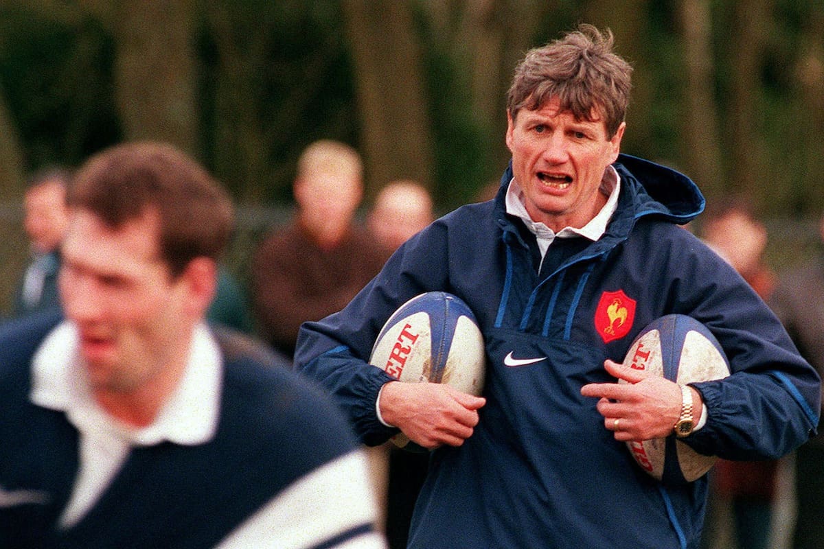 Jean Claude Skrela liderando una práctica en Clairefontaine, en el sur de París, en 1999, en el final de su ciclo al frente de la selección francesa