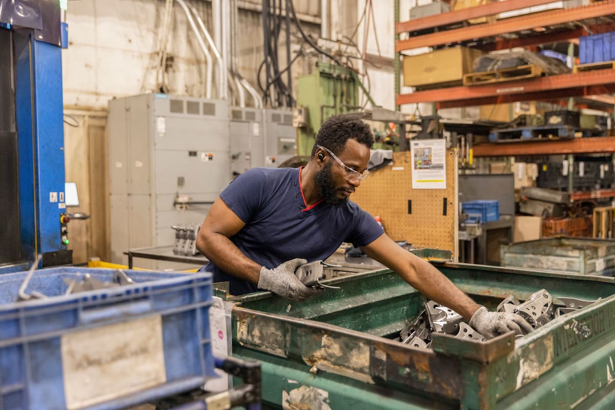 Jean Etienne, un inmigrante haitiano, trabaja en McGregor Metal en Springfield, Ohio, el 26 de agosto de 2024.