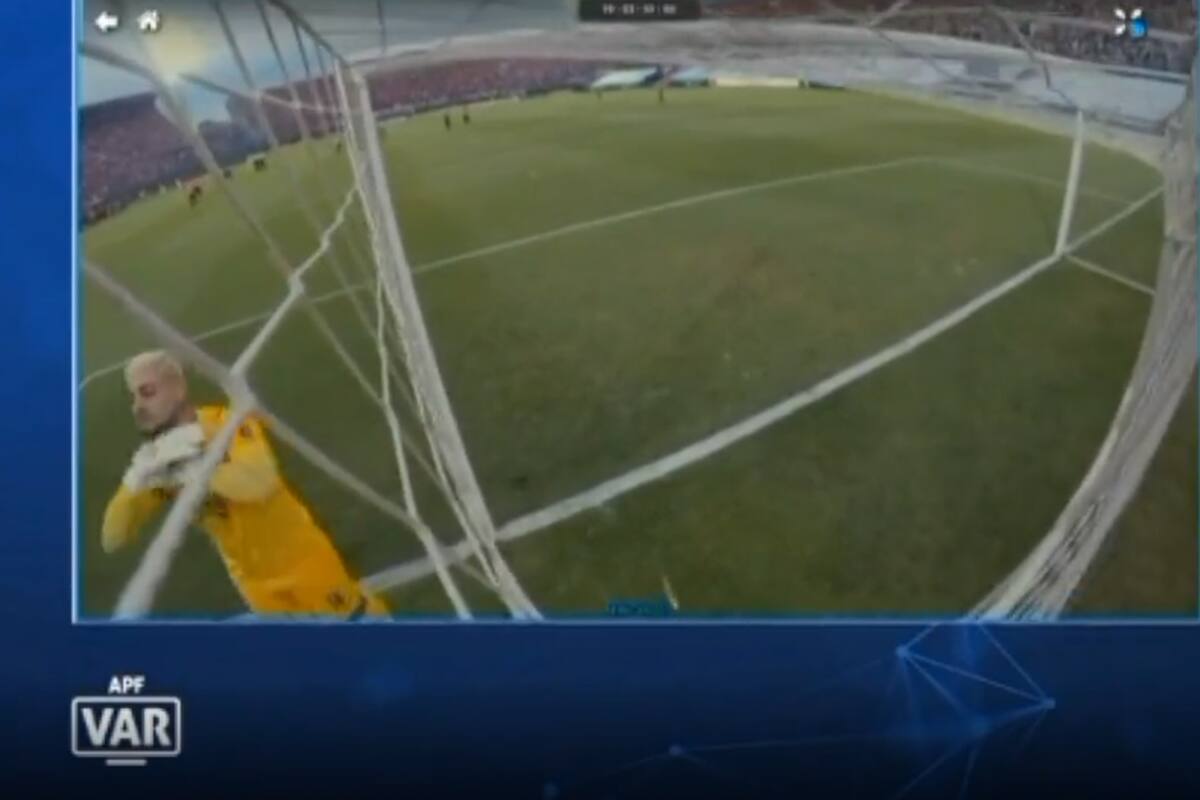 Jean Fernandes le hace gestos a los hinchas de Olimpia