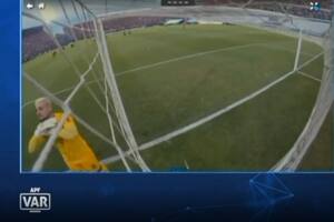 Jean Fernandes le hace gestos a los hinchas de Olimpia