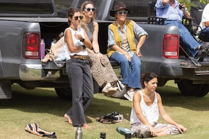 Jean, gamuza y estampa animal fueron algunos de los guiños fashion de la hinchada que integraron Bárbara y Pety Sáenz Rozas, Verónica Rueda y Paloma Allende (sentada)