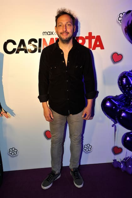 Jean gastado, camisa negra y zapatillas para Ariel Staltari