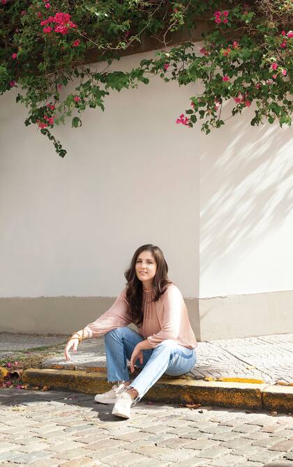 Jean (Levi’s, $1690), remera de hilo (Clara Ibarguren, $1900), zapatillas (Adidas, $2799)