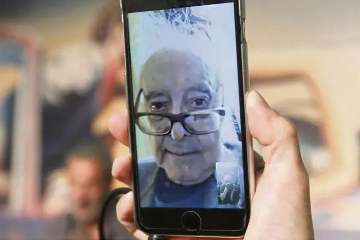 Jean Luc Godard brindó, en el último festival de Cannes, una conferencia por FaceTime. Prefirió presentar su última película, El libro de imagen, desde su casa en Suiza. El film acaba de estrenarse en la Argentina