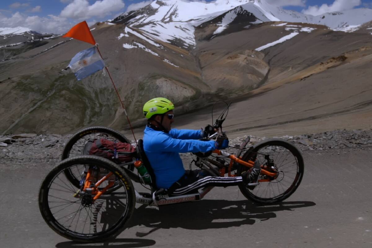 Jean Maggi en su bicicleta adaptada durante su ascenso al Himalaya, en 2015