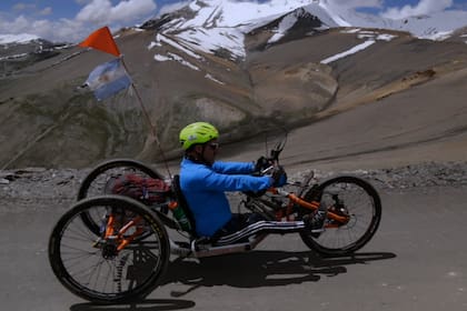 Jean Maggi en su bicicleta adaptada durante su ascenso al Himalaya, en 2015