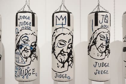 Jean-Michel Basquiat y Andy Warhol se fusionaron en 1985 para crear la obra de arte pop “Ten Punching Bags (Last Supper)”