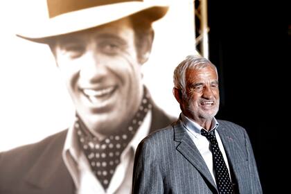 Jean Paul Belmondo antes de retirarse de la actuación, en 2013, en Lyon, posa frente a un retrato de su juventud
