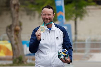 Jean Pierre Brol, el representante de Equipo de Atletas Independientes que celebró su medalla de oro en la prueba trap final masculino