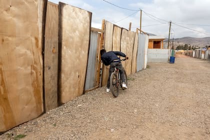 Jean Stivens, un migrante haitiano, en un campamento en Lampa, Chile. (Cristobal Olivares/The New York Times)