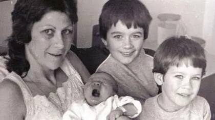 Jean y sus tres hijos, poco después del nacimiento de Michael en Escocia