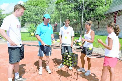 Jean-Yves Blondel (de remera turquesa), el papá del futbolista Lucas Blondel, durante una clase de tenis; tuvo a Stan Wawrinka entre sus alumnos