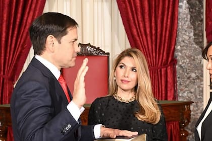 Jeanette Christina Dousdebes Rubio nació en Miami y sus padres son colombianos.