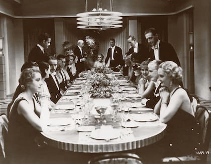 Jeanette MacDonald y Maurice Chevalier en la cabecera de la mesa que reúne al elenco de Una hora contigo, de George Cukor y Ernst Lubitsch, en 1932