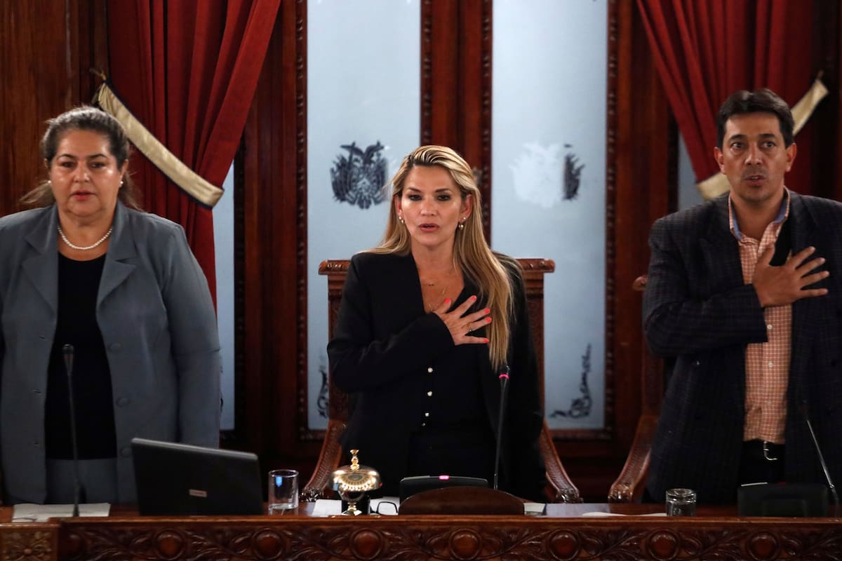 Jeanine Añez, ayer, al asumir la presidencia, en La Paz