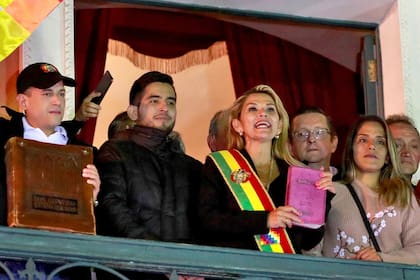 Jeanine Añez, ayer, al asumir la presidencia, en La Paz