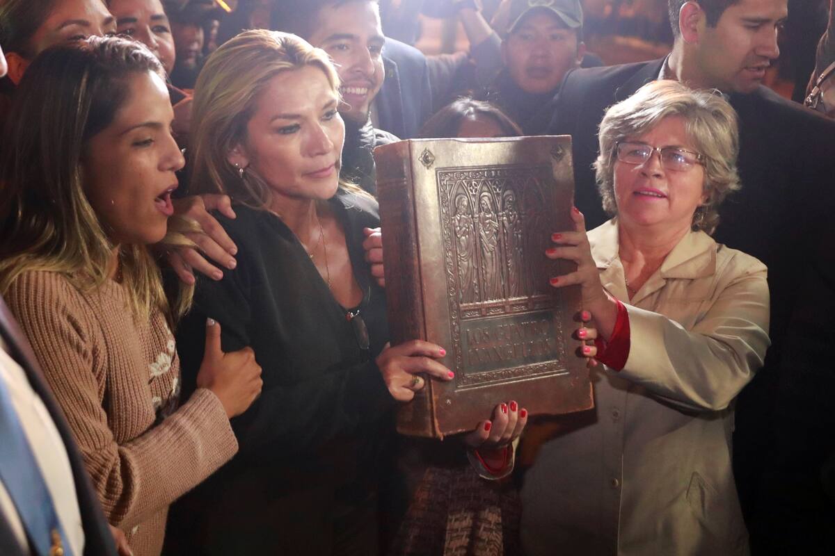 Jeanine Añez fue la designada en la línea sucesoria tras la renuncia del resto de los funcionarios